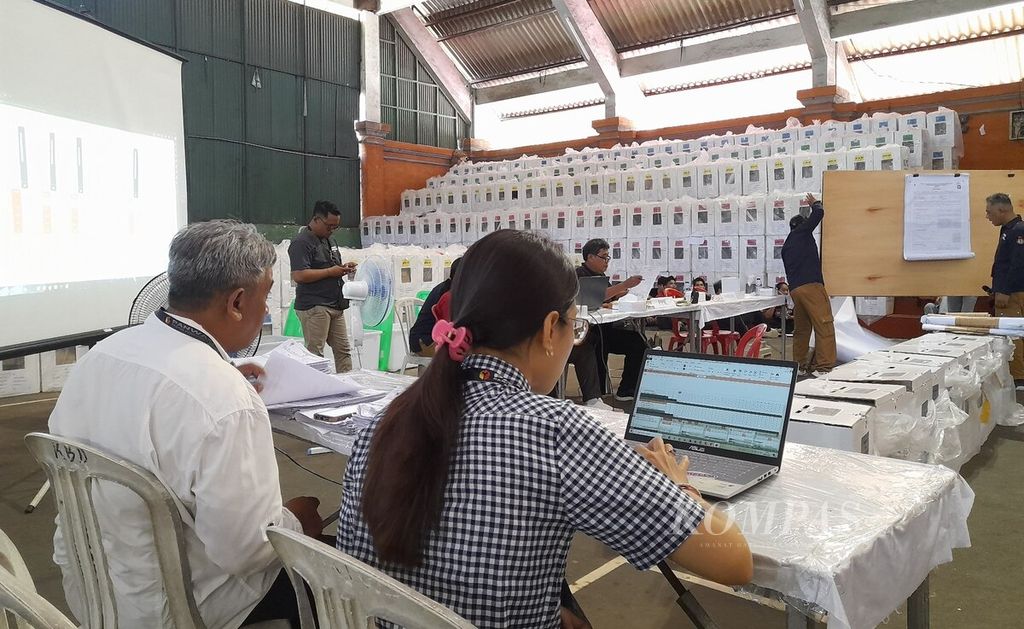 Rekapitulasi penghitungan suara Pemilu 2024 dari desa dan kelurahan di Kecamatan Denpasar Barat, Kota Denpasar, Bali, dilangsungkan di GOR Kompyang Sujana, Selasa (20/2/2024).