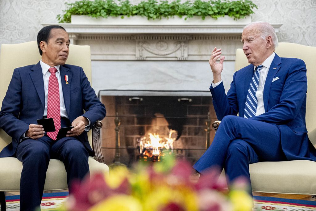 Presiden Amerika Serikat Joe Biden menerima kunjungan Presiden Joko Widodo di Kantor Oval Gedung Putih, Washington DC, AS, Senin (13/11/2023). 