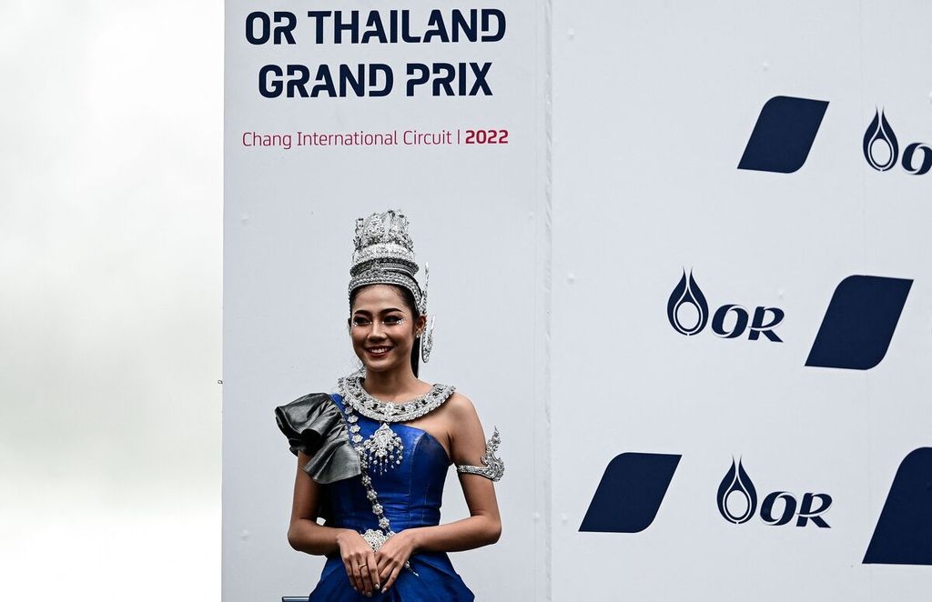Seorang perempuan dengan pakaian tradisional Thailand berdiri di podium juara seusai balapan MotoGP seri Thailand di Sirkuit Internasional Chang, Buriram, Minggu (2/10/2022).