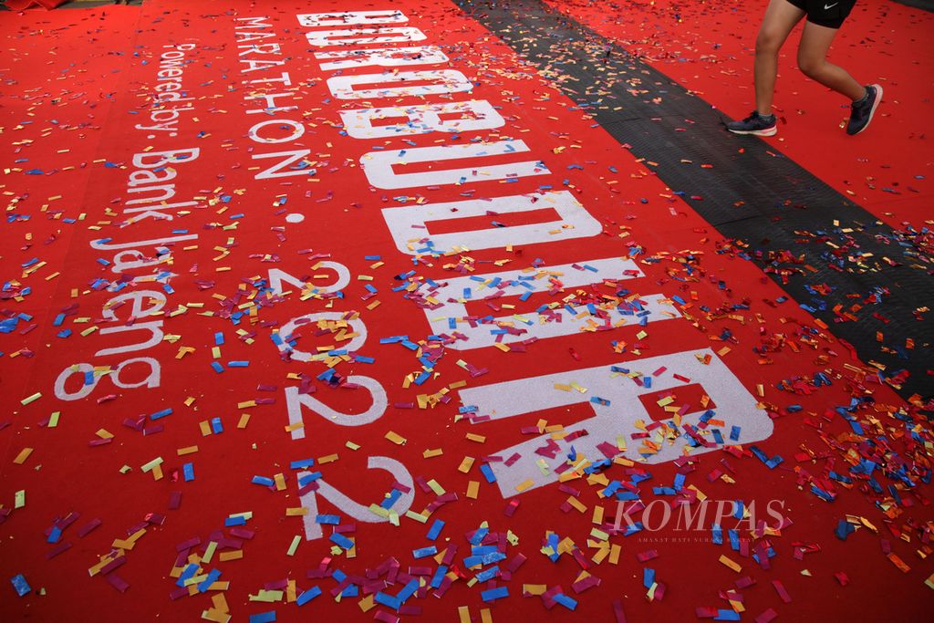 Salah satu pelari kategori Bank Jateng Young Talent sampai di garis finis pada lomba lari Borobudur Marathon 2022 Powered by Bank Jateng di Taman Lumbini Kompleks Candi Borobudur, Magelang, Jawa Tengah, Sabtu (12/11/2022). 
