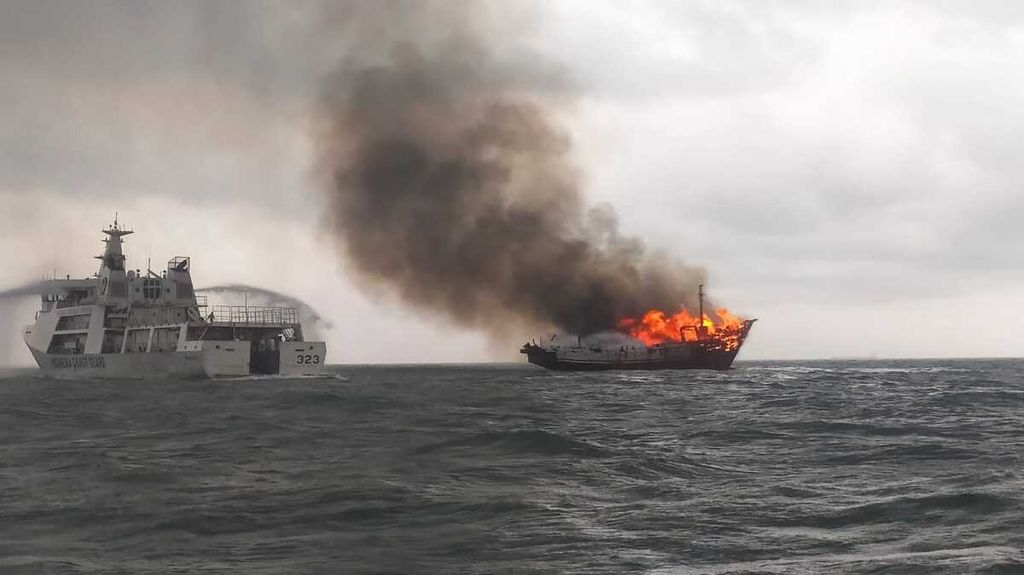 Kapal Motor Bintang Surya terbakar di perairan Karimun, Kepulauan Riau, Minggu (12/6/2022). 