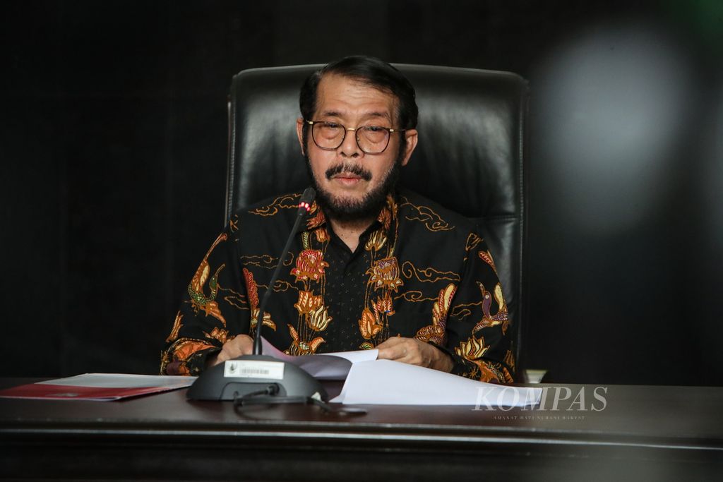 Mantan Ketua Mahkamah Konstitusi Anwar Usman menyampaikan keterangan pers di Gedung MK, Jakarta, Rabu (8/11/2023). 