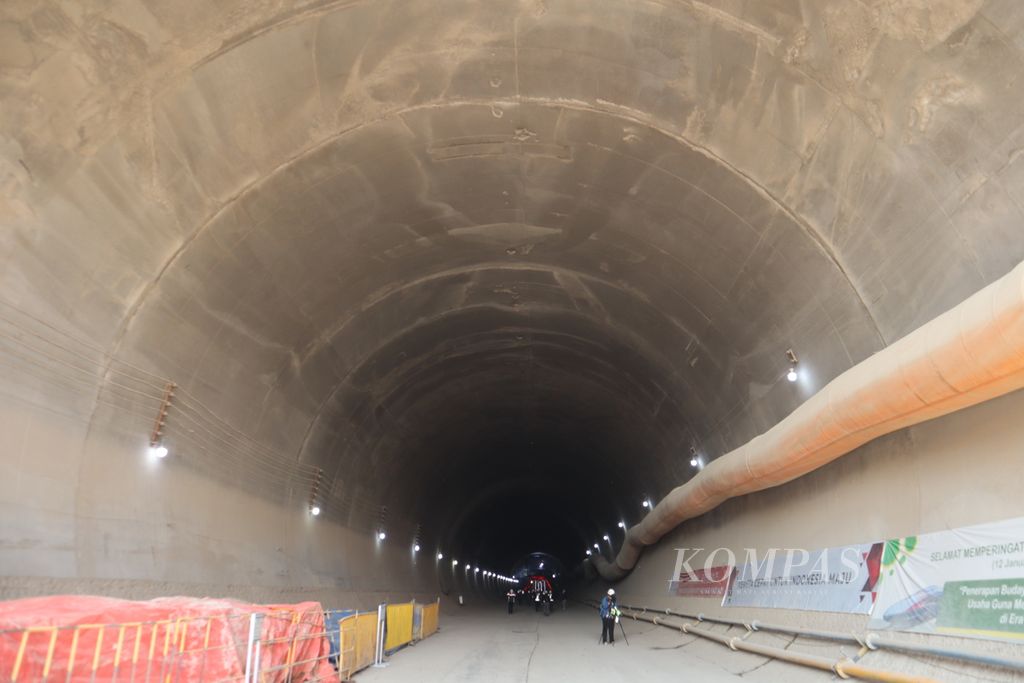Kondisi bagian muka terowongan atau <i>tunnel</i> 2 jalur Kereta Cepat Jakarta-Bandung di daerah Jatiluhur, Purwakarta, Jawa Barat, Selasa (21/6/2022). Terowongan sepanjang 1.050 meter itu menjadi terowongan yang terakhir dirampungkan karena faktor geologis.