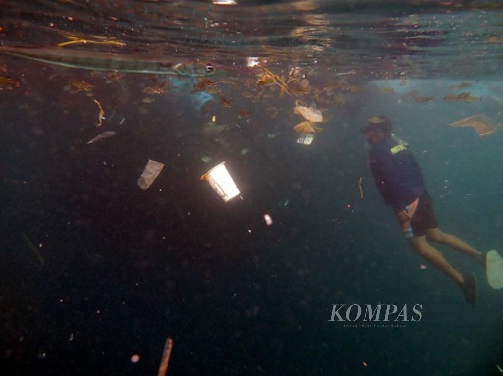 Atraksi wisata bawah laut di Bangsring, Banyuwangi, Jawa Timur, kerap kali terganggu oleh sampah plastik yang berasal dari sungai. Perilaku jorok dan tak bertanggung jawab yang menempatkan sampah tidak sesuai pada tempatnya mengganggu pesona bawah laut yang mulai menjadi destinasi ekowisata baru di ujung timur Jawa. Seperti tampak pada Kamis (24/3/2016) di Pantai Bangsring yang dikelola warga setempat.