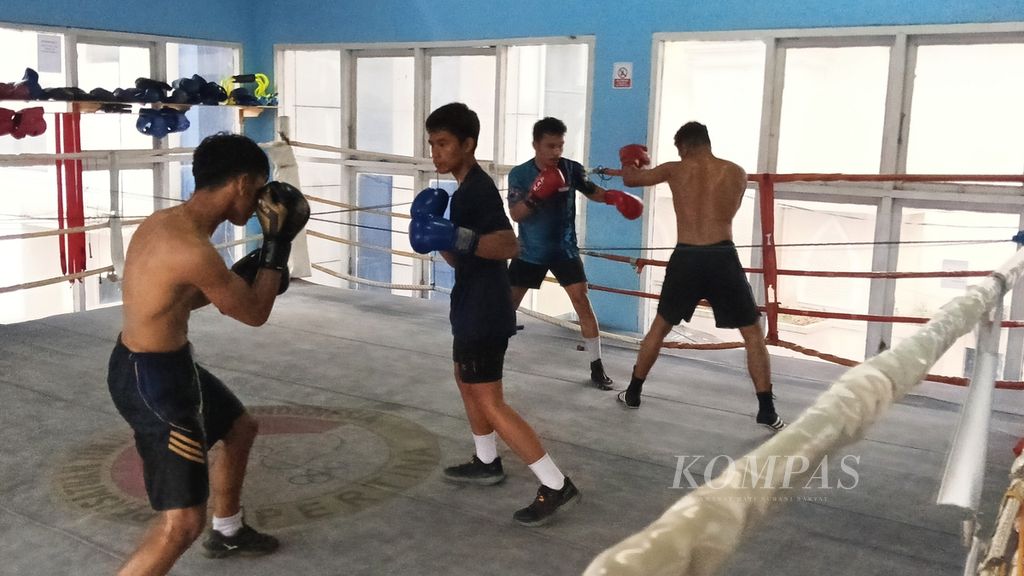 Suasana latihan di sasana tinju Kota Bogor, Jawa Barat, Kamis (22/2/2024) sore. Ahanandi (19) melawan Gregorio (16) dan Irfan (23) melawan Arifin (23) dalam satu ring tinju.