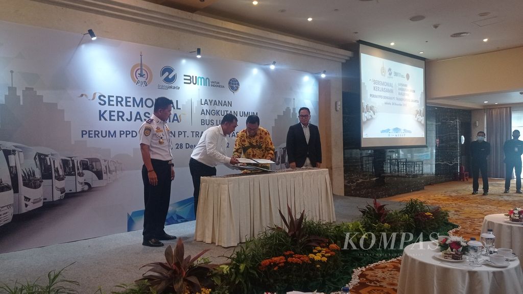 Perjanjian kerja sama 26 bus listrik antara Perum PPD dan PT Transportasi Jakarta, Rabu (28/12/2022). Hingga kini Transjakarta telah mengoperasikan 30 bus listrik.