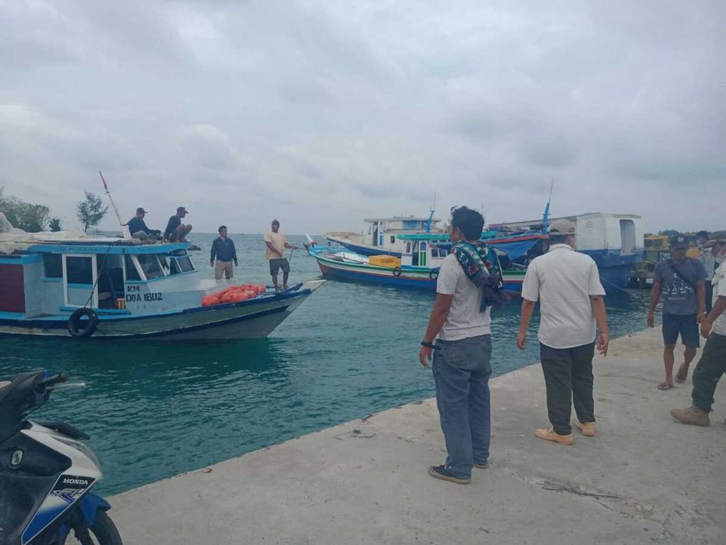 Kapal Motor Doa Ibu bersandar di Dermaga Pulau Kelapa, Kepulauan Seribu, pada Jumat (23/12/2022) pukul 11.30. Kapal ini menyelamatkan enam orang yang tenggelam bersama Kapal Nurul Hidayah pada Jumat pagi.