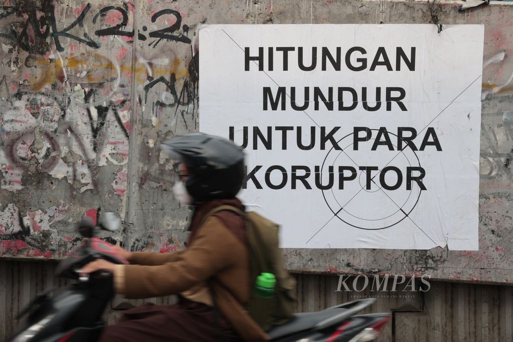 Korupsi yang masih menjadi penyakit akut bangsa menjadi keprihatinan masyarakat yang dituangkan melalui poster yang ditempel di kawasan Ciputat, Tangerang Selatan, Banten, Rabu (10/5/2023). Frasa <i>penyakit akut</i> dalam kalimat tersebut lebih tepat diganti dengan <i>penyakit kronis</i>.