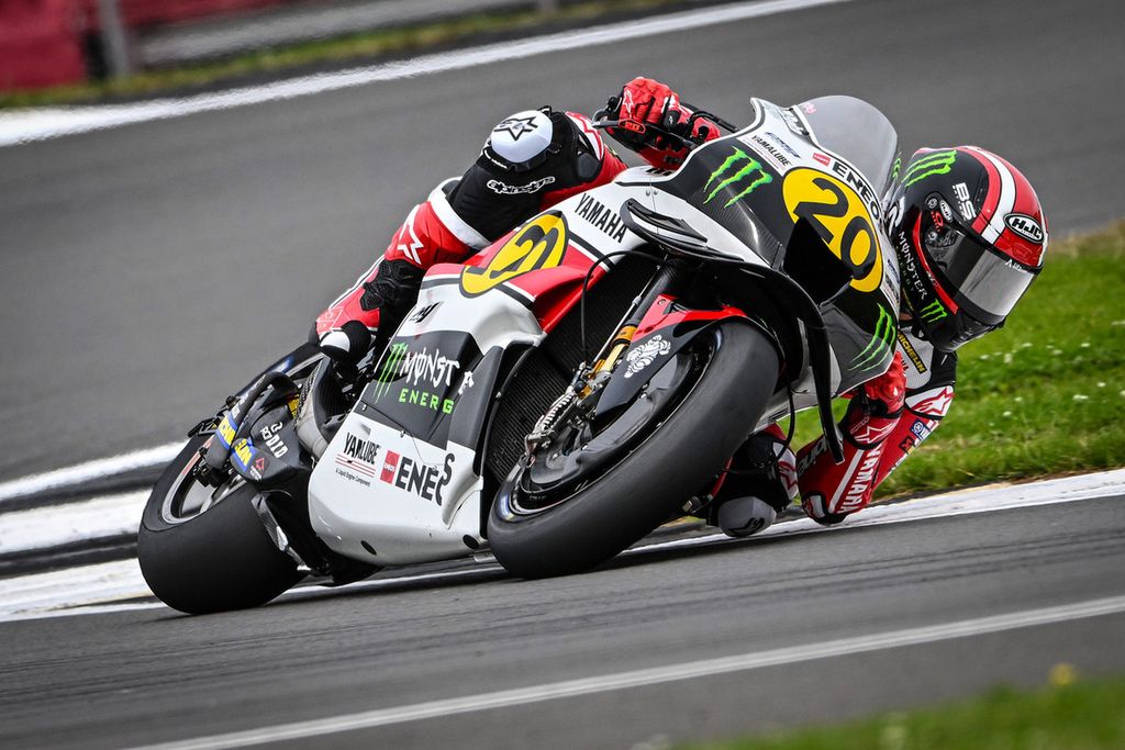 Pebalap tim Monster Energy Yamaha, Fabio Quartararo, memacu YZR-M1 yang menggunakan <i>livery</i> klasik, yang pernah dipakai Jarno Saarinen dan Giacomo Agostini, dalam balapan MotoGP seri Inggris di Sirkuit Silverstone, Minggu (4/8/2024). Quartararo masih mencari celah pengendalian M1, terutama saat menikung.