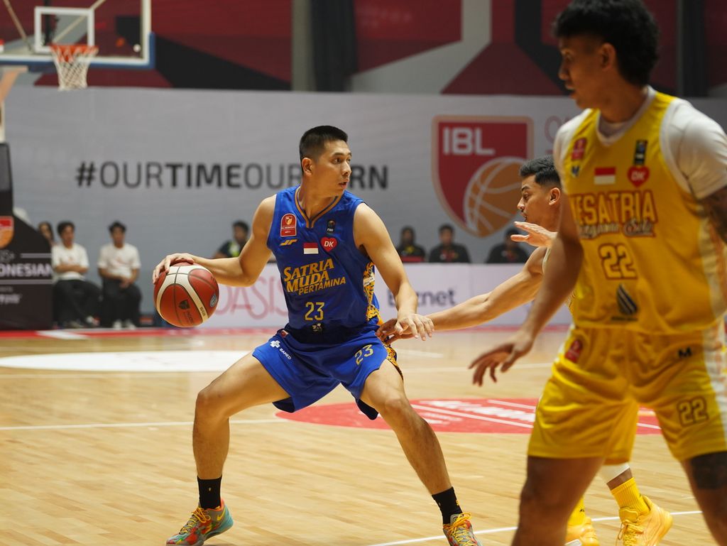 <i>Guard</i> Satria Muda Pertamina Jakarta, Avan Seputra, langsung bersinar dalam laga pertama setelah kembali ke tim. Dia mencetak 14 poin dan 13 <i>rebound</i> untuk mengantar Satria Muda menang atas Kesatria Bengawan Solo 72-67 dalam laga pembuka Grup A turnamen All-Indonesian 2024 di Hall Basket Senayan, Minggu (22/9/2024). Avan tidak masuk dalam skuad Satria Muda untuk IBL musim lalu.