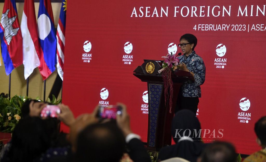 Menteri Luar Negeri Indonesia Retno LP Marsudi menyampaikan keterangan pers terkait Retreat Pertemuan Menteri Luar Negeri ASEAN atau ASEAN Foreign Ministers Meeting (AMM) Retreat di Sekretariat ASEAN, Jakarta, Sabtu (4/2/2023). 