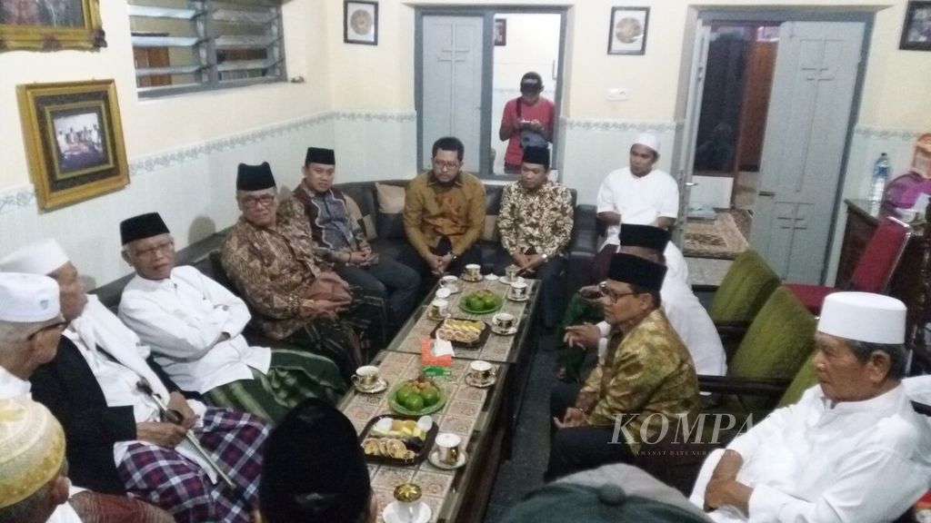 Ketua Umum Partai Kebangkitan Bangsa Muhaimin Iskandar bertemu dengan para kiai di wilayah Mataraman. Pertemuan berlangsung di rumah sesepuh pengasuh Pondok Pesantren Lirboyo, Kediri, Jawa Timur, Rabu (24/5).