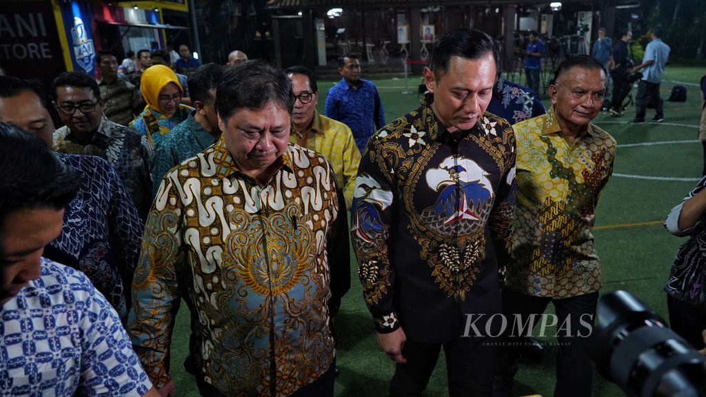 Ketua Umum Partai Demokrat Agus Harimurti Yudhoyono (kanan) mengantar Ketua Umum Partai Golkar Airlangga Hartarto menuju kendaraan seusai bertemu Ketua Majelis Tinggi Partai Demokrat Susilo Bambang Yudhoyono di Cikeas, Kabupaten Bogor, Jawa Barat, Sabtu (29/4/2023). 