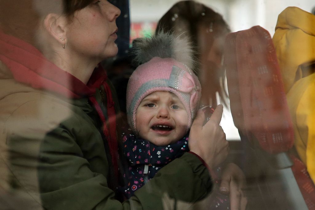 Reaksi seorang anak pengungsi Ukraina saat ia naik bus setelah tiba di stasiun kereta api Hendaye, barat daya Prancis, Rabu (9/3/2022). Sekitar 200 pengungsi Ukraina tiba di kota pantai Atlantik Prancis, Hendaye, di mana pihak berwenang setempat menyambut mereka di stasiun kereta api dan menawarkan mereka penginapan sementara. Mereka termasuk di antara 2 juta orang pengungsi yang kebanyakan adalah wanita dan anak-anak yang melarikan diri dari pertempuran di Ukraina sejak invasi Rusia dua minggu lalu dan mencari perlindungan di sekitar Eropa.