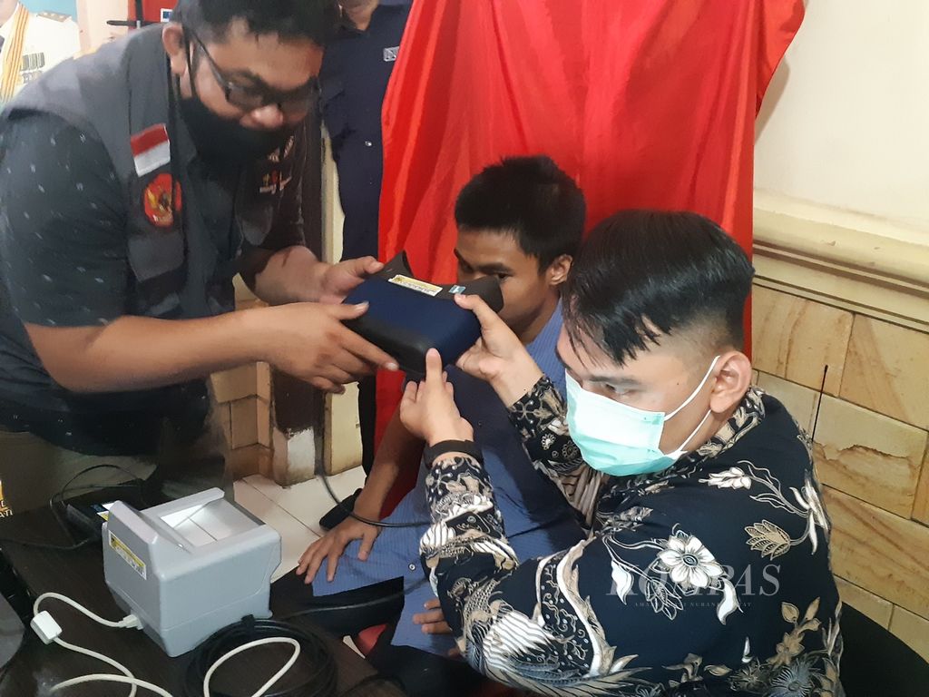 Petugas sedang memasangkan alat rekam kepada penyandang disabilitas untuk pembuatan KTP elektronik di Kantor Kependudukan dan Pencaatatan Sipil, Sumatera Selatan, Rabu (22/6/2022). Perekaman pada penyandang disabilitas menjadi prioritas pemerintah untuk pembuatan KTP elektronik agar mereka mendapatkan sejumlah fasilitas, seperti bantuan sosial.