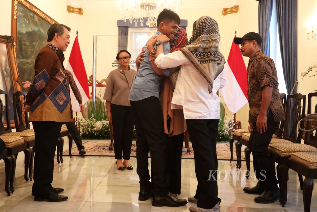 Muhammad Farhan dipeluk erat keluarganya saat diserahkan dari Kementrian Luar Negeri ke keluarganya di Kantor Kementrian Luar Negeri, Jakarta, Kamis (23/1/2020). Farhan merupakan satu dari tiga warga negara Indonesia yang berhasil dibebaskan dari kelompok teroris Abu Sayyaf di Filipina. 