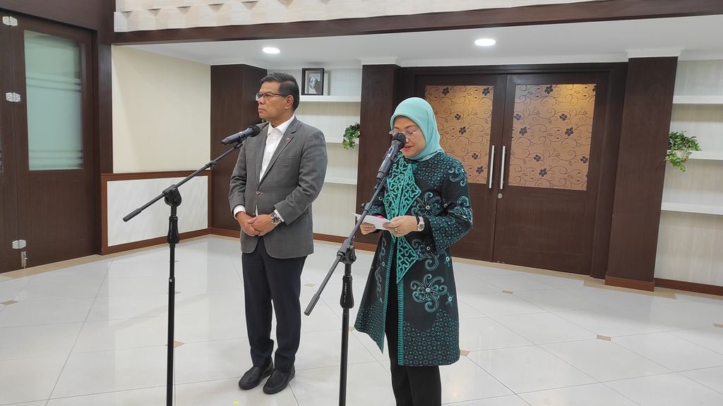 (Ki-ka) : Menteri Dalam Negeri Malaysia Saifuddin Nasution bin Ismail dan Menteri Ketenagakerjaan Ida Fauziyah dalam konferensi pers usai bertemu dan membahas tindak lanjut Memorandum Saling Pengertian Penempatan dan Perlindungan Pekerja Migran Indonesia Sektor Domestik, Senin (30/1/2023), di Jakarta.