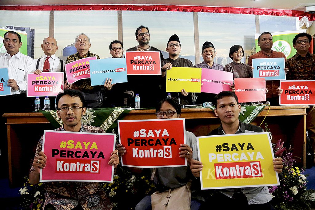 Koalisi Anti Mafia Narkoba yang terdiri dari sejumlah aktivis dan tokoh HAM memegang tulisan "Saya Percaya Kontras" sebagai wujud dukungan terhadap Koordinator Kontras Haris Azhar (atas tengah) dalam pernyataan bersama di Gedung PP Muhammadiyah, Jakarta, Kamis (4/8/2016). 