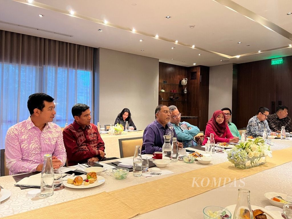 Menteri Luar Negeri Malaysia Zambry Abd. Kadir (tiga dari kiri, depan) bertemu pimpinan sejumlah media di Jakarta, Jumat (30/12/2022). Pemerintahan Perdana Menteri Anwar Ibrahim mengubah pengeloaan pekerja migran kini menjadi di bawah Kementerian Dalam Negeri.