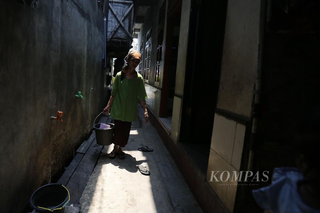 Warga RT 007 RW 010, Kapuk, Cengkareng, Jakarta Barat, mendapatkan air bersih yang dibagikan oleh PMI, Sabtu (30/9/2023). 
