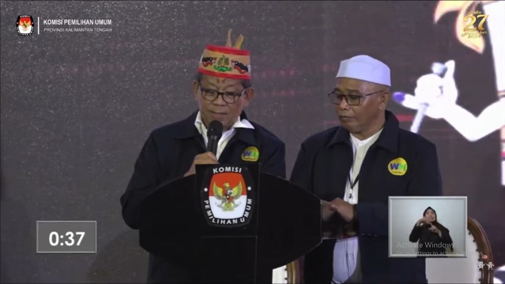 Pasangan calon gubernur dan wakil gubernur Kalimantan Tengah nomor urut 1, Willy M Yoseph-Habib Said Ismail, saat memaparkan visi-misinya dalam debat perdana yang diselenggarakan KPU Provinsi Kalteng, di Kota Palangka Raya, Kalteng, Senin (14/10/2024). 