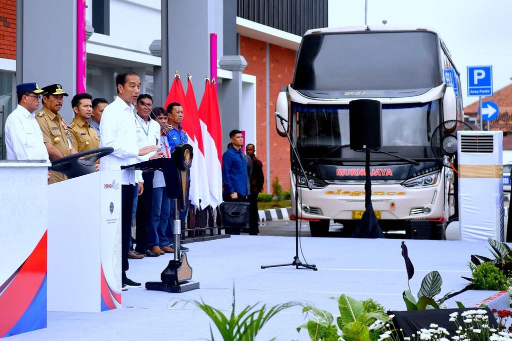 Presiden Joko Widodo saat meresmikan empat terminal tipe A yang baru direvitalisasi dari Purworejo, Jawa Tengah, Selasa (2/1/2024).
