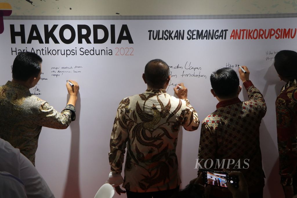 Gubernur Sumatera Utara Edy Rahmayadi (kedua dari kiri) menuliskan pesan antikorupsi saat menghadiri peringatan Hari Antikorupsi Sedunia di Gedung Serbaguna Sumatera Utara, Medan, Selasa (29/11/2022).