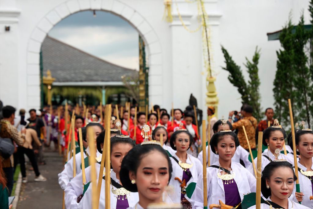Anak-anak muda yang terlibat dalam kirab budaya saat peringatan kenaikan takhta Kanjeng Gusti Pangeran Adipati Aryo (KGPAA) Mangkunegara X dalam tradisi jumenengan di Pura Mangkunegaran, Surakarta, Jawa Tengah, Rabu (1/3/2023). 