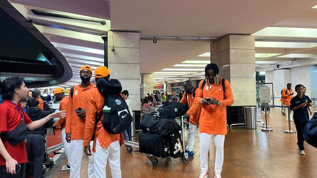 Para pemain timnas bola basket Pantai Gading tiba di Indonesia melalui Bandara Soekarno-Hatta, Tangerang, Banten, Senin (21/8/2023) pukul 23.30.