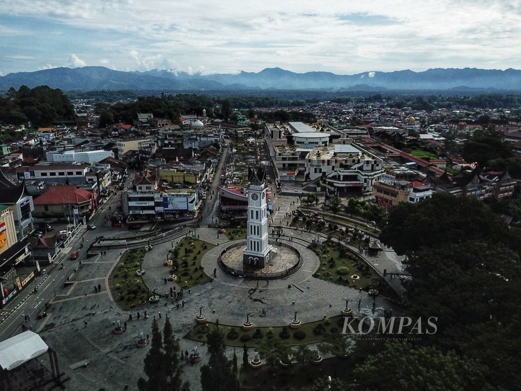 Kawasan obyek wisata Jam Gadang di Kota Bukittinggi, Sumatera Barat, terlihat dari udara (14/6/2023). Jam Gadang dibangun pada tahun 1926, kini menjadi obyek wisata sekaligus penanda Kota Bukittinggi.