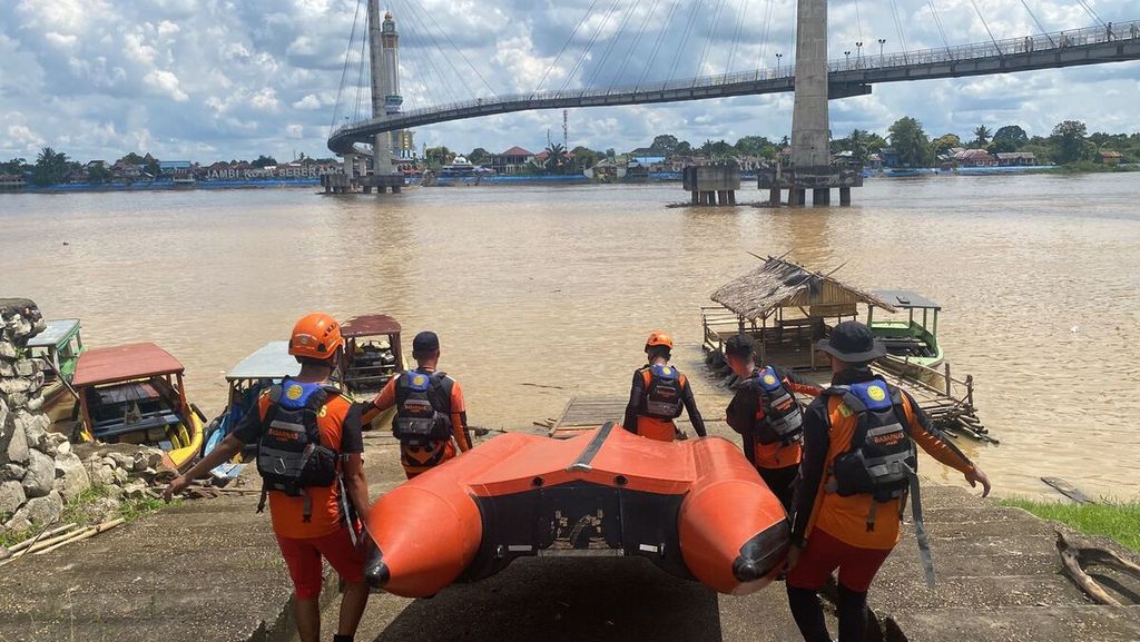 Tim Basarnas Jambi bersiap menyisir lokasi untuk mencari korban tenggelam di kawasan wisata Tanggo Rajo, Kota Jambi, Jumat (28/4/2023) pagi.