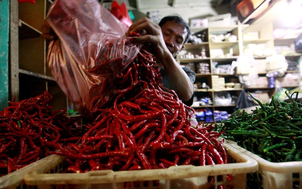 Patria (30), pedagang cabai merah, menyusun sejumlah cabe di Pasar Warung Buncit, Jakarta, Selasa (22/10/2019). 