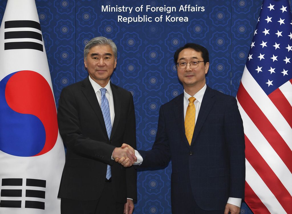 Utusan Khusus Amerika Serikat untuk Korea Selatan, Sung Kim (kiri), berjabat tangan dengan Utusan Khusus Korea Selatan untuk Perdamaian dan Keamanan Semenanjung Korea, Kim Gunn, menjelang pertemuan di gedung Kementerian Luar Negeri Korea Selatan di Seoul, 6 April 2023.