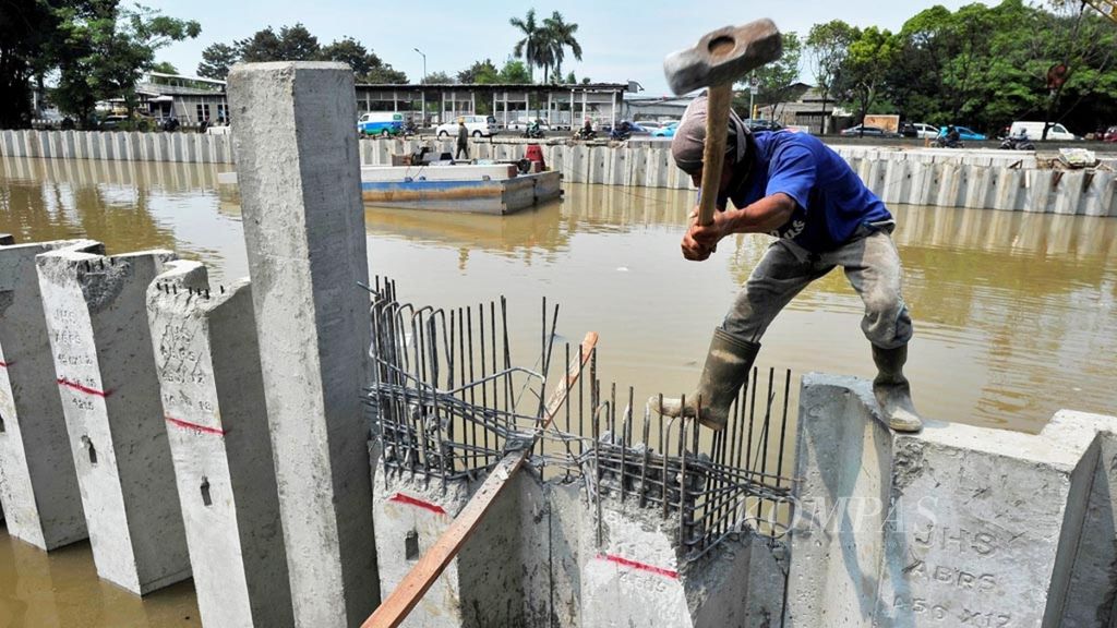 Pekerja menyelesaikan pemasangan turap beton di Kali Mookervart, Jakarta, Selasa (27/11/2018). Pemasangan turap merupakan bagian dari normalisasi saluran dan sungai di sejumlah wilayah di Jakarta untuk mengendalikan banjir.