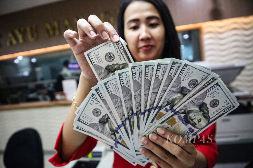 Petugas memeriksa kondisi fisik uang dollar AS di tempat penukaran valuta asing PT Agung Masayu di Jakarta, Selasa (24/10/2023). Nilai tukar rupiah masih terus fluktutif karena situasi global. Rupiah di Jakarta Interbank Spot Dollar Rate (Jisdor) Bank Indonesia pada penutupan Selasa (24/10/2023) berada di level Rp 15.869 per dollar AS. 