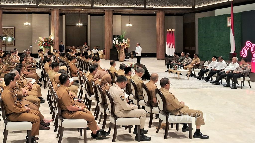  Presiden Joko Widodo memberikan pengarahan kepada kepala daerah seluruh Indonesia di Istana Garuda, Ibu Kota Nusantara, Selasa (13/8/2024). 