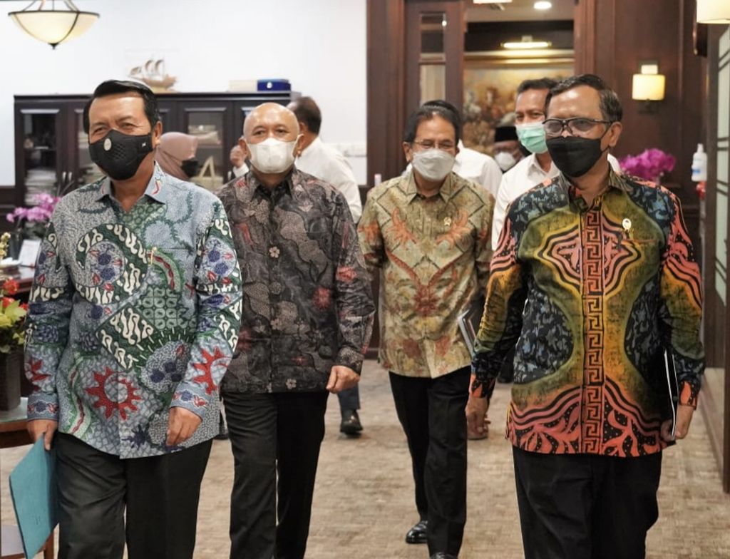 (Dari kiri ke kanan) Ketua Mahkamah Agung Muhammad Syarifuddin, Menteri Koperasi dan UKM Teten Masduki, Menteri Agraria dan Tata Ruang/Badan Pertanahan Nasional Sofyan Djalil, dan (paling kanan) Menteri Koordinator Bidang Politik, Hukum, dan Keamanan Mahfud MD berjalan seusai pertemuan tertutup di Gedung Mahkamah Agung, Jakarta, Selasa (21/3/2022). ARSIP KEMENTERIAN KOPERASI DAN UKM