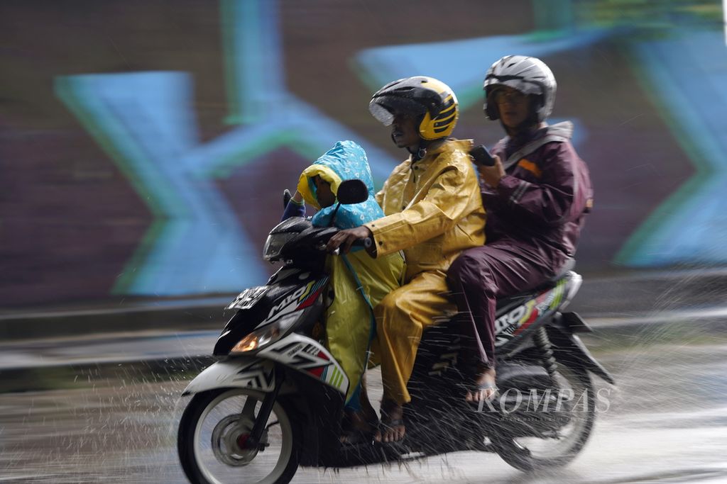 Pengendara sepeda motor menembus hujan di Jalan KH Noer Ali, Kota Bekasi, Jawa Barat, Kamis (14/3/2024).  