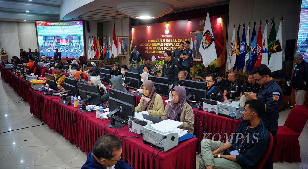 Suasana para petugas verifikasi sibuk memasukkan data berkas pengajuan bakal calon anggota DPR dari seluruh partai politik di Aula Komisi Pemilihan Umum, Jakarta, setelah menutup hari terakhir penyerahan, Minggu (14/5/2023). 