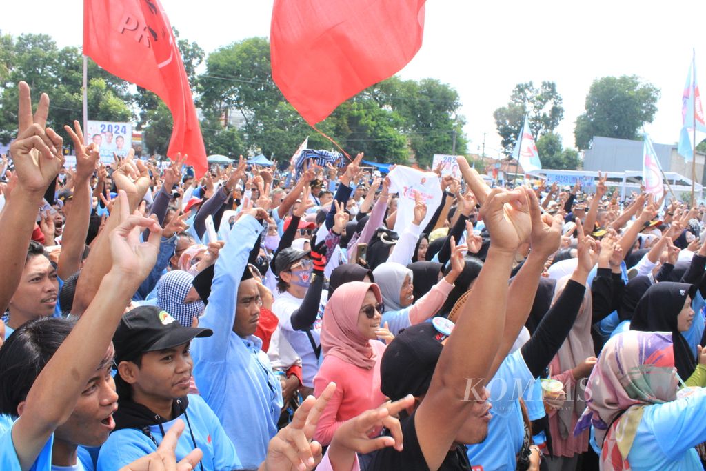 Warga antusias menyambut kehadiran calon presiden nomor urut 2, Prabowo Subianto, yang berkampanye di Lapangan Jatipamor, Kabupaten Majalengka, Jawa Barat, Minggu (21/1/2024). 
