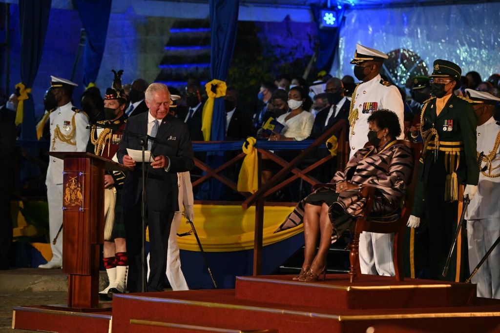 Pangeran Charles, Prince of Wales, berpidato, disaksikan antara lain oleh Presiden Barbados Dame Sandra Mason (duduk di kursi), pada upacara pelantikan presiden di Heroes Square, Bridgetown, Barbados, 30 November 2021. 
