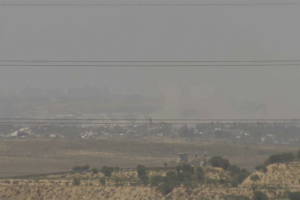 Tangkapan layar yang diambil dari video yang direkam Associated Press menunjukkan pemandangan Gaza dari selatan Israel sebelum disita aparat Israel, 21 Mei 2024. 