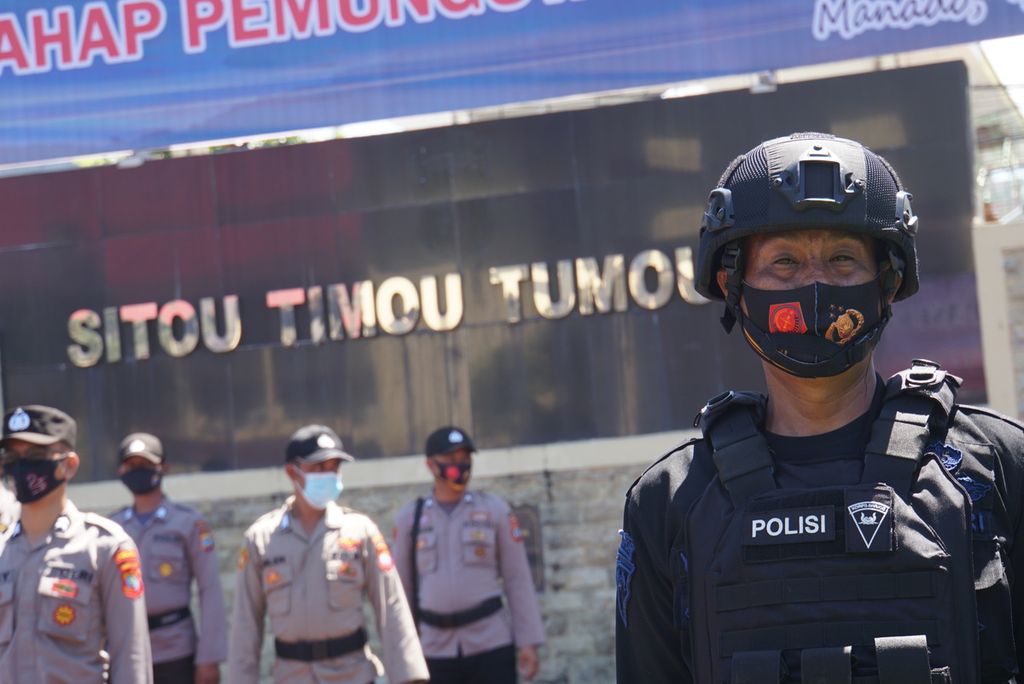 Anggota Brigadir Mobil Polda Sulawesi Utara mengikuti apel pergeseran pasukan pengaman Pilkada 2020, Jumat (4/12/2020), di Manado. Sebanyak 770 pasukan Polda Sulut akan dikirim ke 15 kota dan kabupaten sebagai bagian tim pengaman pilkada beranggotakan 5.200 polisi.