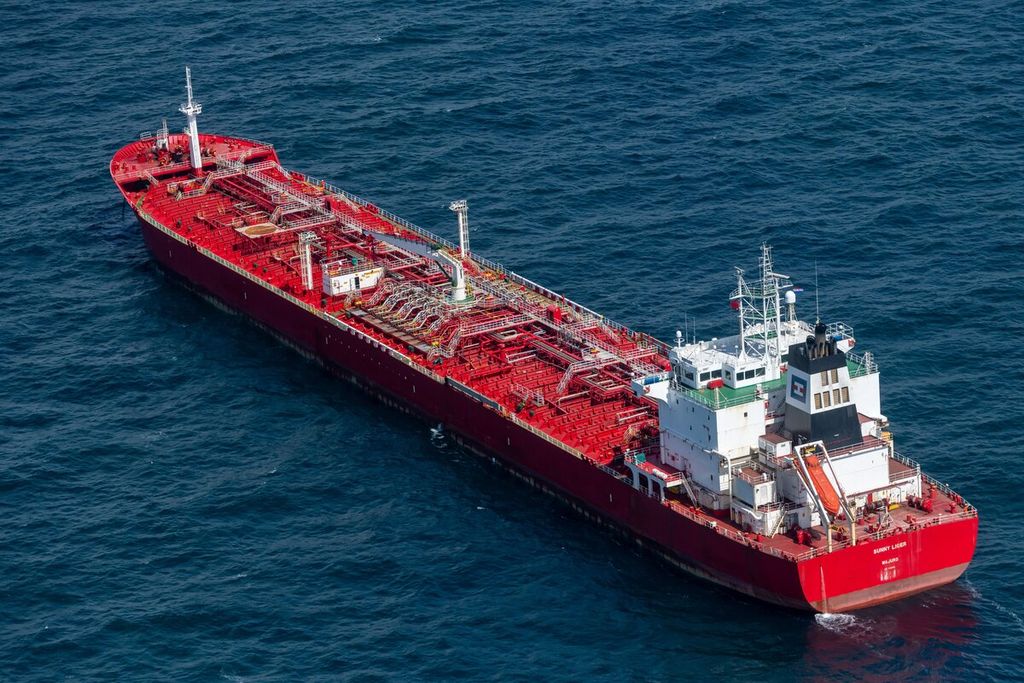 Kapal tanker Sunny Liger mengangkut solar Rusia berada di dekat perairan Belanda, 30 April 2022. Pekerja pelabuhan dikabarkan menolak untuk menurunkan sekitar 42.000 ton solar asal Rusia yang diangkut kapal tanker ini. 