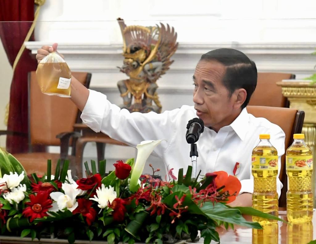 Presiden Joko Widodo beserta jajarannya menggelar rapat terbatas guna membahas ketersediaan minyak goreng, di Istana Kepresidenan Jakarta, Selasa (15/3/2022).
