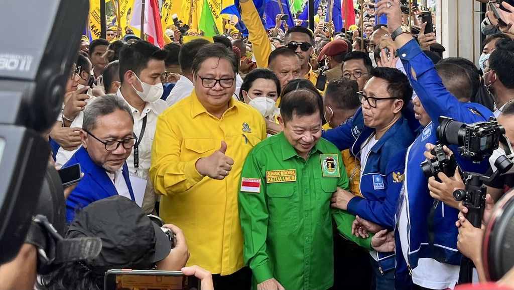 Ketua Umum PAN Zulkifli Hasan, Ketua Umum Partai Golkar Airlangga Hartarto, dan Ketua Umum PPP datang ke KPU di Jakarta, Rabu (10/8/2022) untuk mendaftar sebagai partai politik calon peserta pemilu.