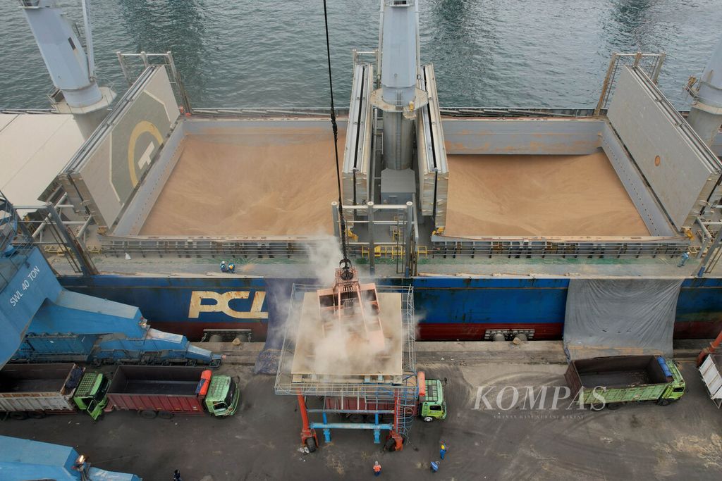 Aktivitas bongkar muat gandum yang didatangkan dari Australia menggunakan Kapal Lodestar Pasific di Pelabuhan Tanjung Priok, Jakarta Utara, Selasa (20/12/2022). Selama periode Januari-November 2022, Badan Pusat Statistik mencatat Indonesia telah mengimpor gandum sebanyak 8,43 juta ton.