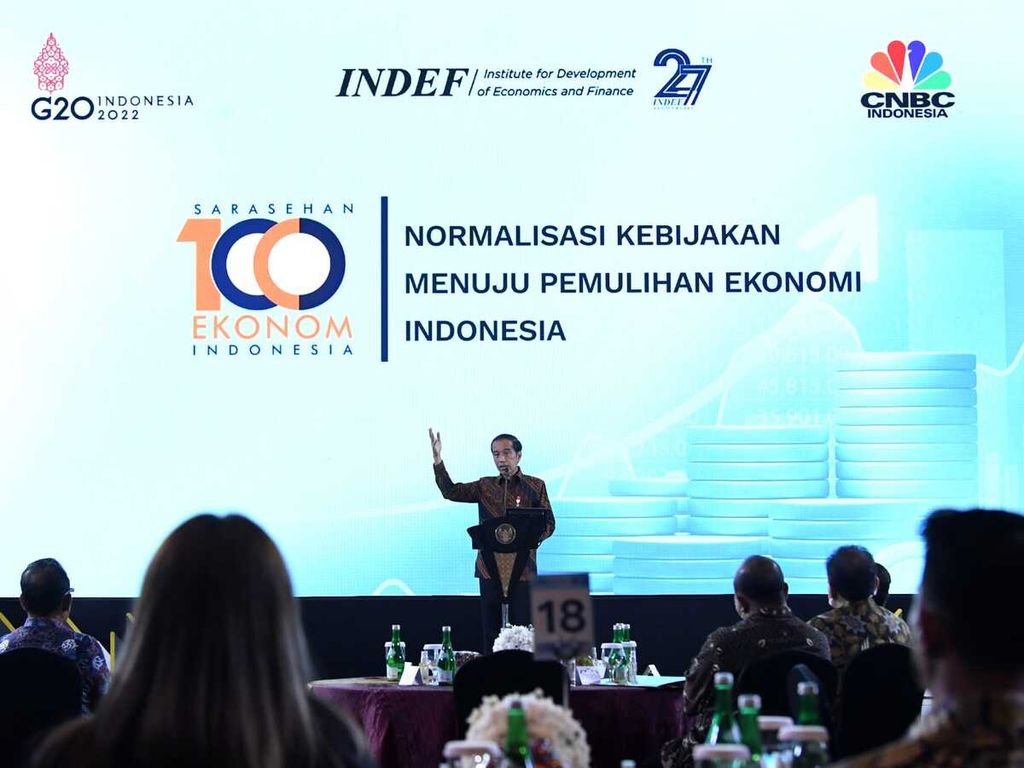 Presiden Joko Widodo memberikan pidato kunci dalam Sarasehan 100 Ekonom Indonesia bertajuk Normalisasi Kebijakan Menuju Pemulihan Ekonomi Indonesia yang digelar secara hibrida di Jakarta, Rabu (7/9/2022).
