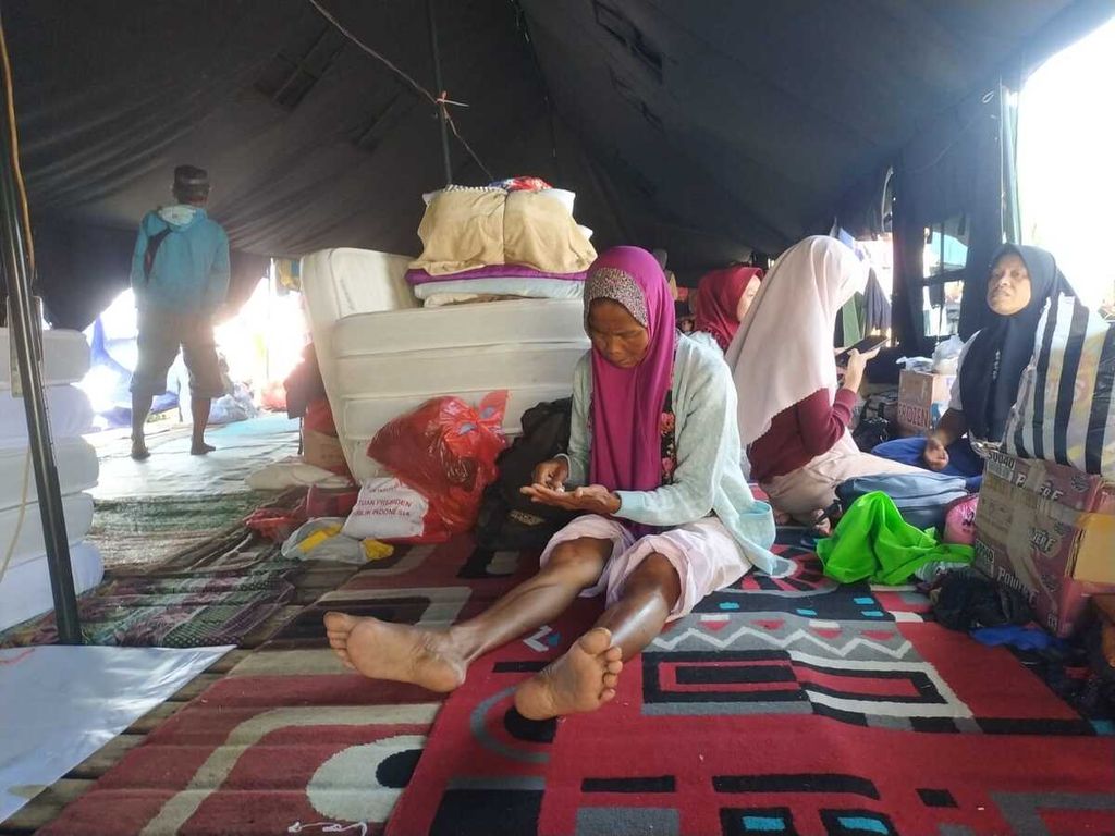 Warga Desa Cijedil, Kecamatan Cugenang, Kabupaten Cianjur, Jawa Barat, duduk di dalam tenda pengungsian, Selasa (29/11/2022).