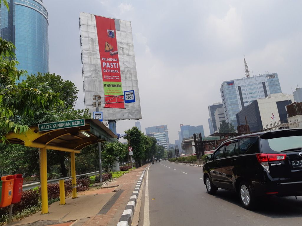 Papan reklame di Jalan Rasuna Said, Kuningan, Jakarta Selatan disegel, Sabtu (20/10/2018). 
